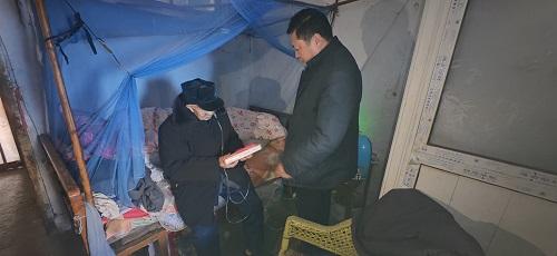 慰问 老党员2.jpg