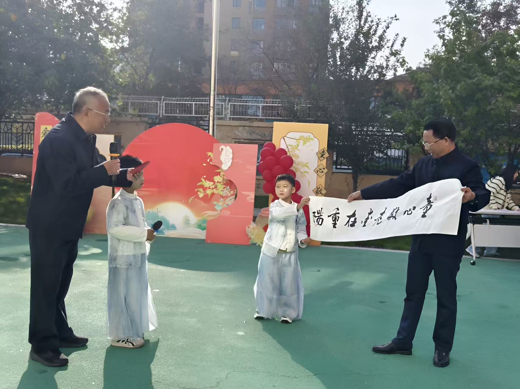 市级机关幼儿园香格里拉分园：开展“童心敬老 爱在...