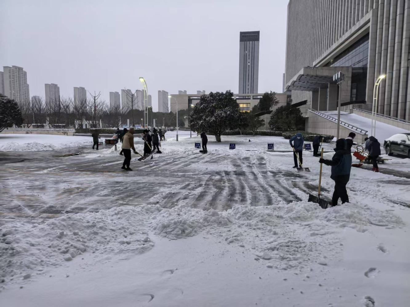市级机关服务中心：闻雪而动保畅通，严阵以待护平安