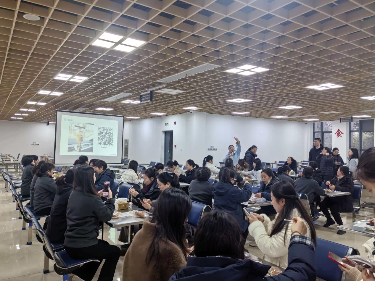 花香手作暖巾帼 政企同心绽芳华——淮安区机关事务...