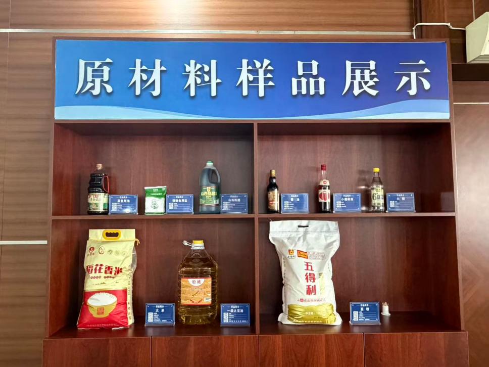 市行政中心食堂启用原材料样品展示柜筑牢食品安全源...